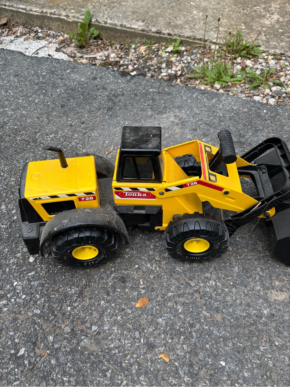 tonka 728 mighty front loader
Metal Yellow and Black Loader Tractor Vehicle